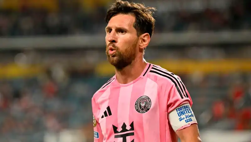 Messi'nin İlk Maçında Son Dakika Şoku: Direkten Dönen Şut