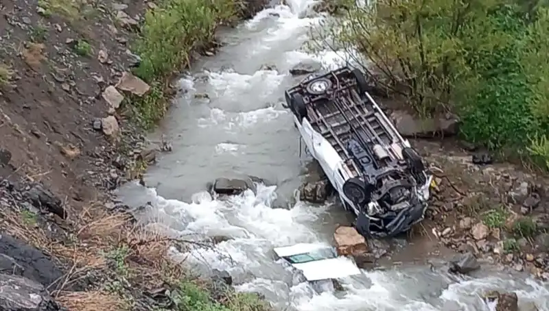 Hakkari'de Minibüs Devrildi: Can Pazarı ve 2 Ölü, 3 Yaralı