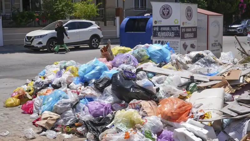 İzmir’de Çöp Problemi Büyüyor: Halk Tepkili, Yetkililer Sessiz