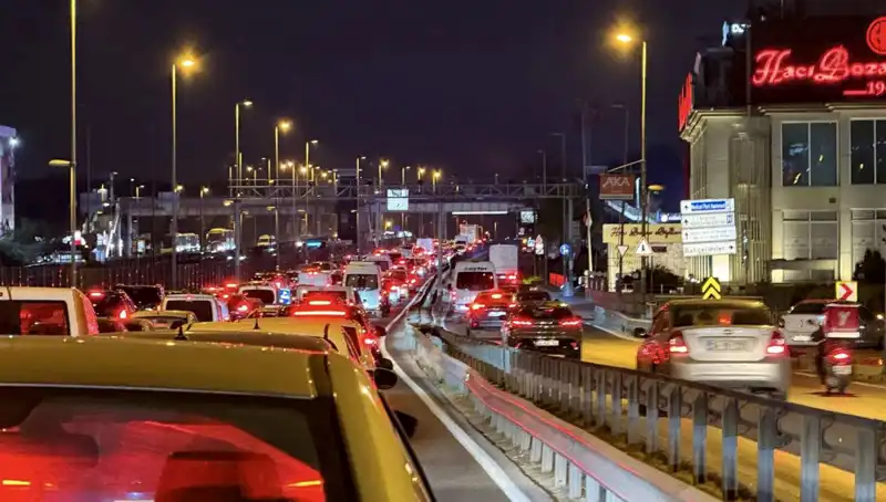 Yenibosna Metrobüs Yaya Üst Geçidinde Dev Proje: Çalışmalar Başladı!