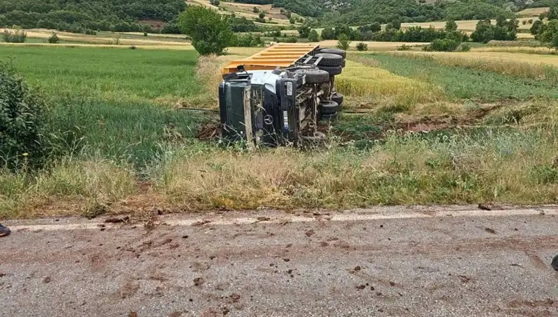 Tokat'ta Devrilen Kamyon Faciaya Neden Oldu: Şoför Hayatını Kaybetti