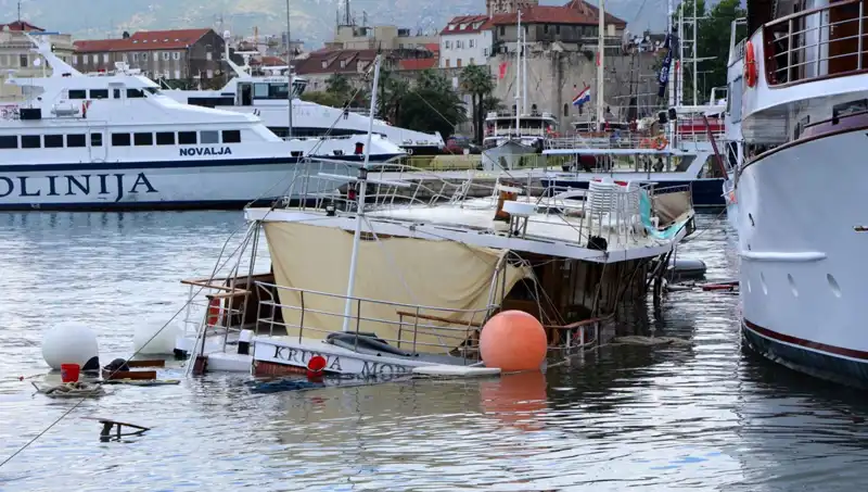 Hırvatistan'daki Fırtına: Feribotun Çarptığı Gemi Derinlere Göçtü
