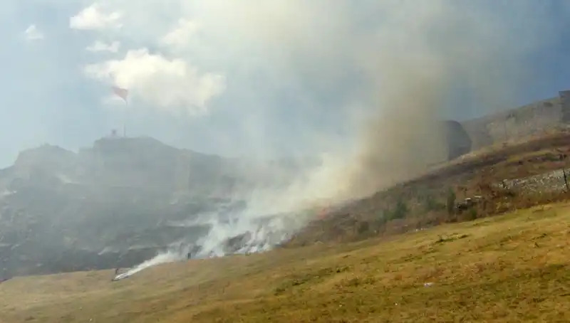 Kars Kalesi'nde Çıkan Anız Yangını Korkuttu: Alevler Kontrol Altına Alındı