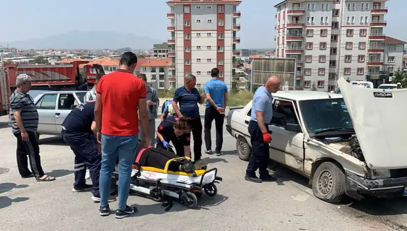 Kavşakta Meydana Gelen Kazada İki Kişi Yaralandı: Detaylar Şok Edici