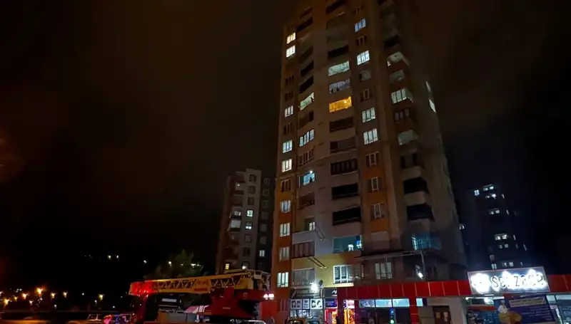 Yıldırım Düşmesi Apartman Çatısında Şok Etkisi Yarattı