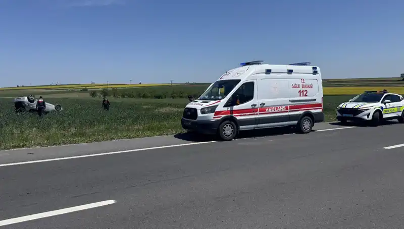 Edirne’de Devrilen Otomobilde Sürücü ve Eşi Yaralandı: Kaza Anı ve Sonrası