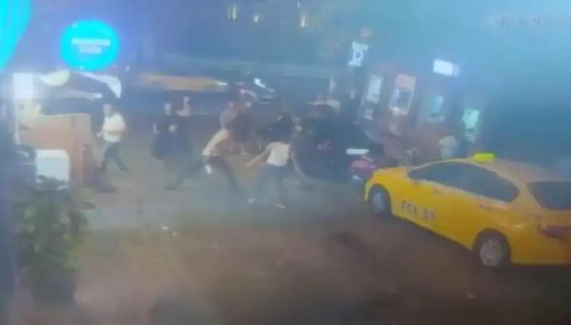Beyoğlu'nda Laf Atma Kavgası: Sokaklar Kanla Boyandı