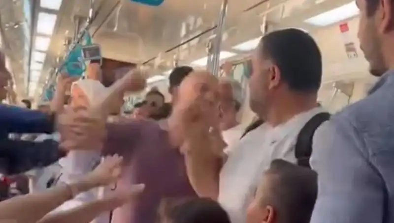Marmaray'da Yumruklu Kavga: Yolcular Panik İçinde Kaçıştı!