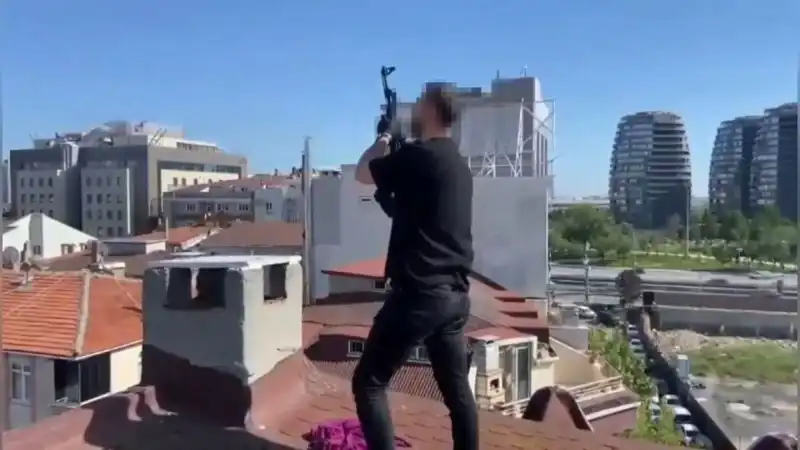 İstanbul'da Dramatik Operasyon: Çatıya Kaçan Kişiler Bacadan AK-47 ile İfşa Oldu