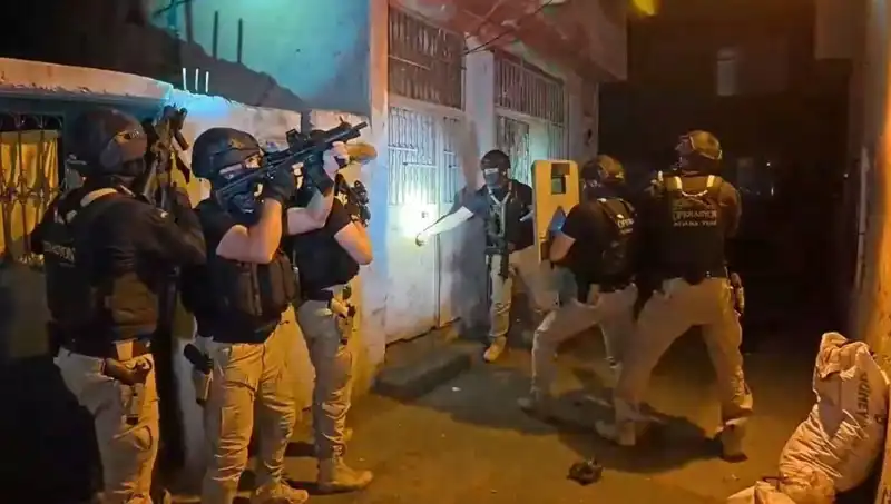 İstanbul’da DAEŞ Operasyonunda 18 Şüpheli Gözaltına Alındı