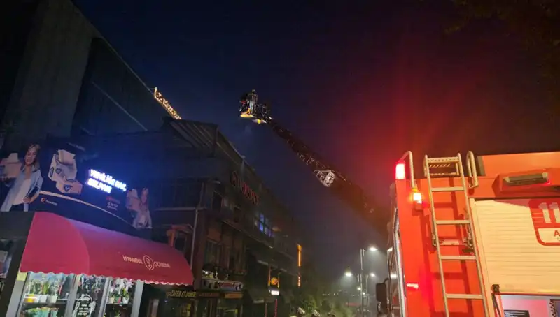 Beşiktaş'ta Restoran Yangını: 3 Kat Kül Oldu, İtfaiye Seferber Oldu