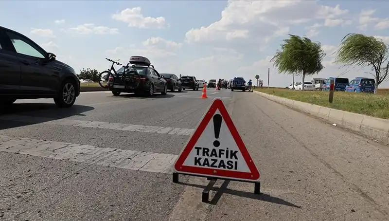 Adana'da Feci Kaza: Kamyon ve Otomobil Çarpıştı, Hayat Kaybı ve Yaralılar Var!