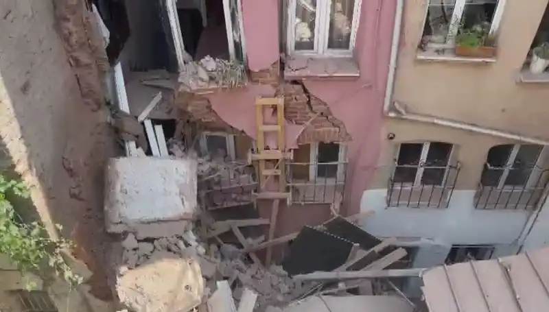 İstanbul’da Şok Olay: Üç Katlı Binanın Balkonu Çöktü!
