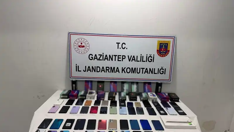 Gaziantep’te 2 Milyon TL Değerinde Kaçak Telefon Operasyonu: 2 Gözaltı