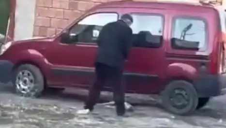 Sokak Ortasında Köpeğe Uygulanan Şiddet Gözleri Doldurdu