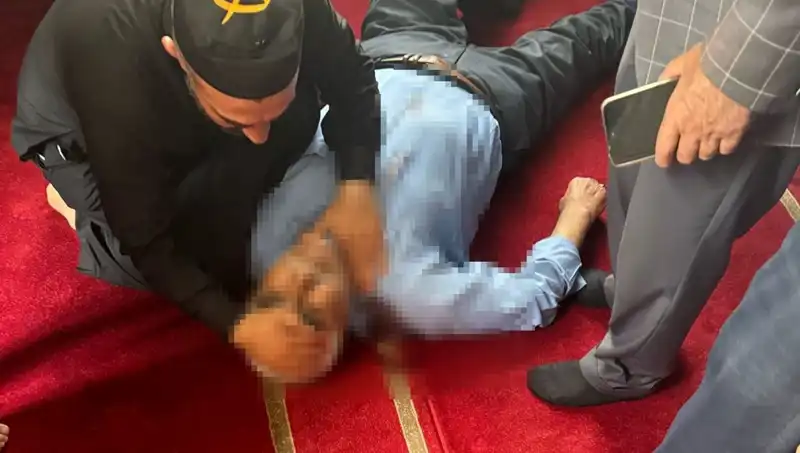 Camide Namaz Kılarken Bıçaklanan Cemaate Korku Dolu Anlar Yaşattı