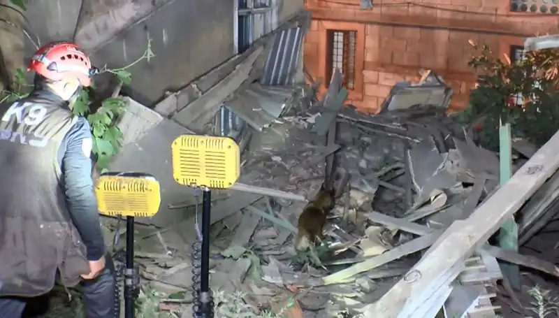 İstanbul'da Deprem Sonrası Hasar Gören Bina Çöktü: Detaylar ve Güvenlik Önlemleri