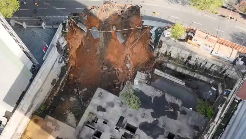 Sarıyer'de Dikkat Çeken Yol Çökmesi: Cadde Trafiğe Kapatıldı