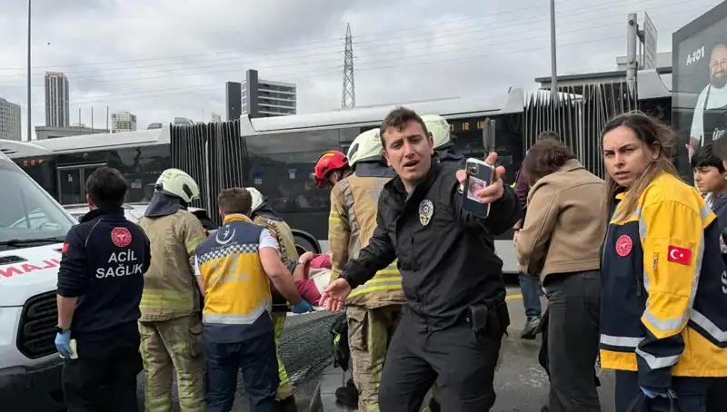 Metrobüs Kazası: Seferler İki Saat Süresince Durdu, Çok Sayıda Yaralı Var