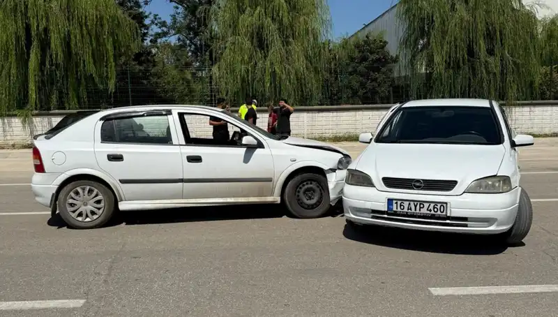 Otomobil Çarpışması: İki Araçta Yaralananların Durumu Merakla Bekleniyor