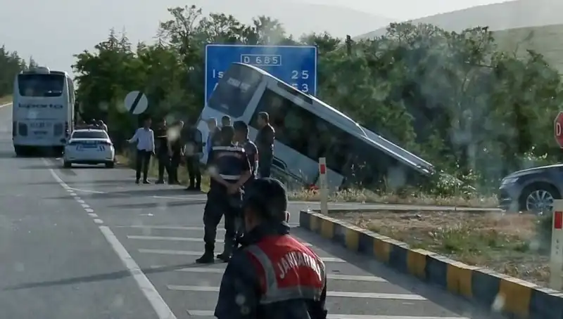 Isparta'da Feci Kaza: Tur Otobüsü ve Yolcu Otobüsü Çarpıştı, Yaralılar Var