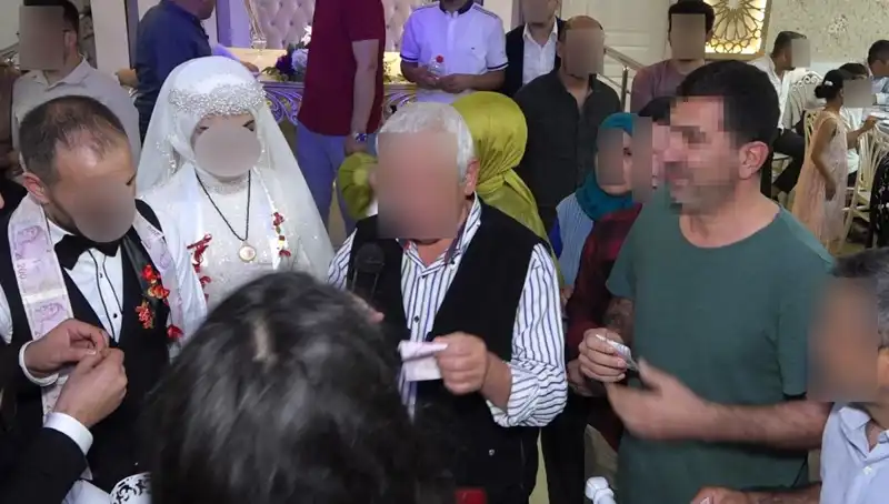 Düğün Davetiyesi Olmadan Gidip Takıları Çalan Kadın Olay Yaratıyor