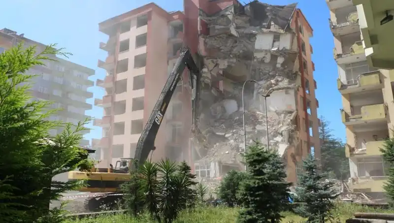 Dalgalar Yıkım Getirdi: İki Bina Sular Altında Kaldı