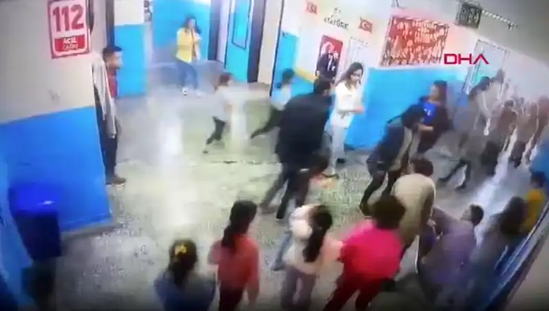 Okulda Bayılan Öğrenciyi Müdür Yardımcısı Kurtardı: O Anlar Gözler Önünde!