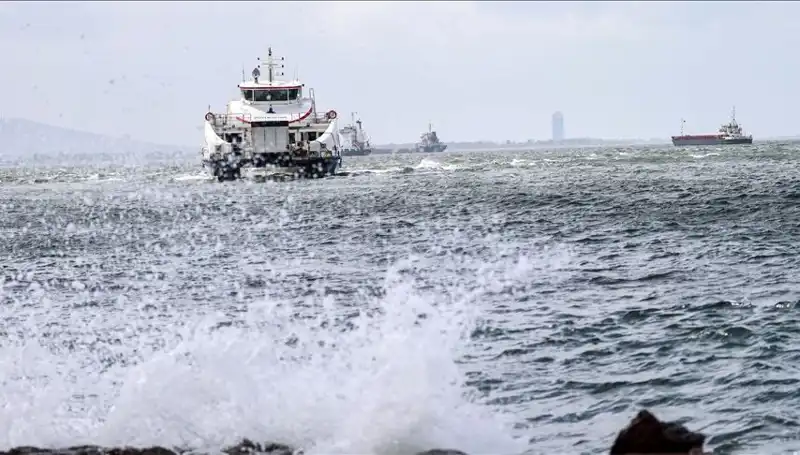 İzmir'de Vapur Seferlerine Fırtınanın Yol Açtığı Aksaklıklar