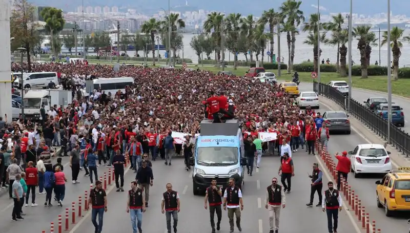 İzmir'de Grev Krizi Dördüncü Gününde: Çalışanlar Taleplerini Yükseltiyor