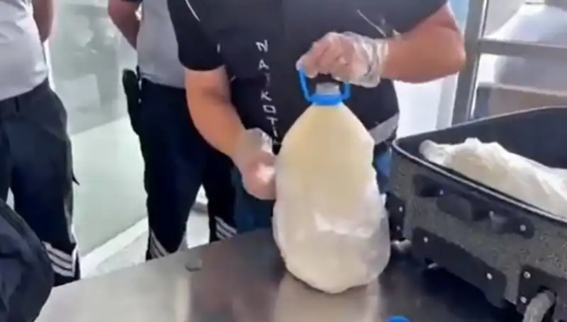 Havalimanında Süt Şişesinde Tam 12 Kilo 800 Gram Uyuşturucu Ele Geçirildi