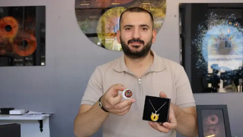Işık ve Göz: Iiris Fotoğraflarını Takı ve Tabloya Dönüştüren Yetenekli Sanatçı