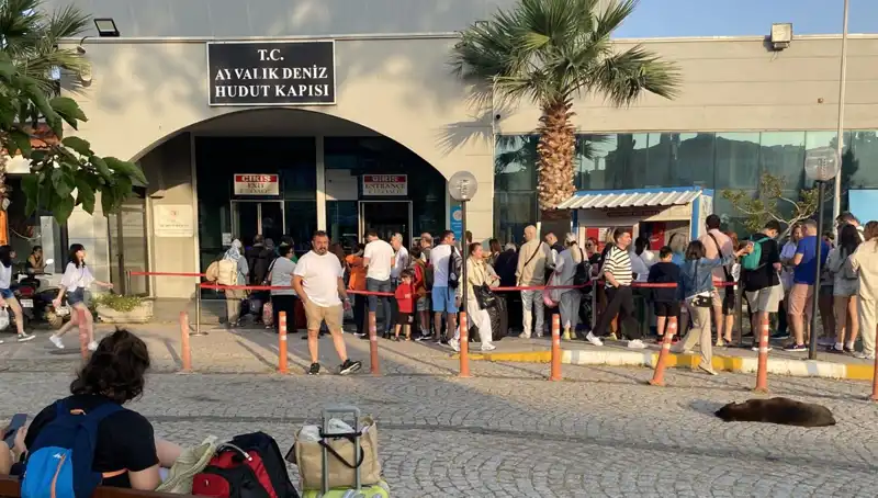 Bayramda Midilli Adası'na Yüzlerce Tatilci Yoğun İlgi Gösterdi