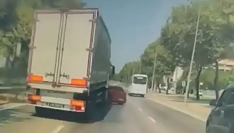 Bursa'da Kör Nokta Kazasında 3 Araç Birden Karşı Karşıya Geldi