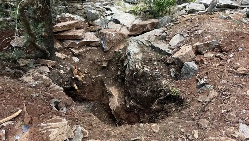 Eski Vali ve Emekli Albay Define Peşinde Yakalandı: Olayın Detayları