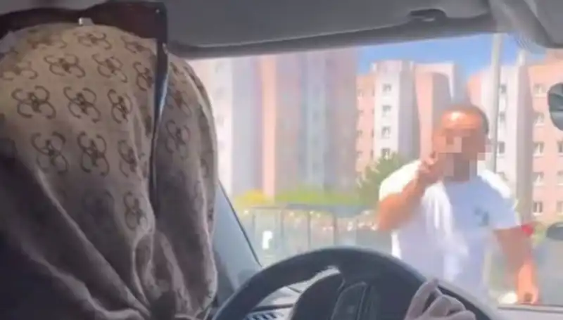Trafikteki Dehşet Anı: Önünü Kesti, Camını Yumrukladı!