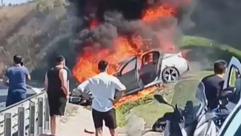 TEM Otoyolu’nda Korkutan Kaza: Alev Alev Yanan Otomobil