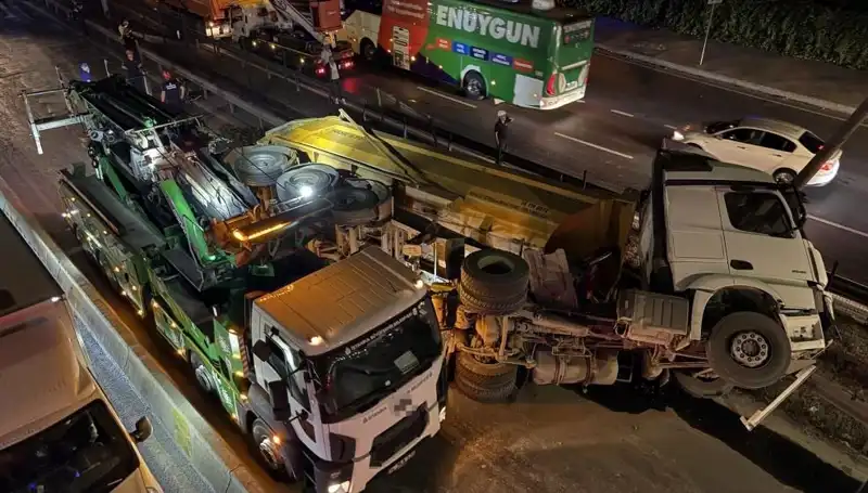 Moloz Yüklü Hafriyat Kamyonu Devrildi: Olay Yeri Korku Dolu Anlara Sahne Oldu