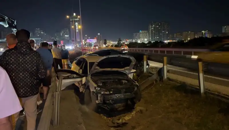 Makas Atma Sonrası Kaza: İki Otomobil Yol Ayrımındaki Boşluğa Düştü