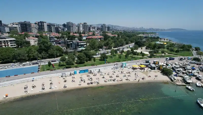 İstanbul'da Yaz Sıcakları Caddebostan Sahilini Doldurdu