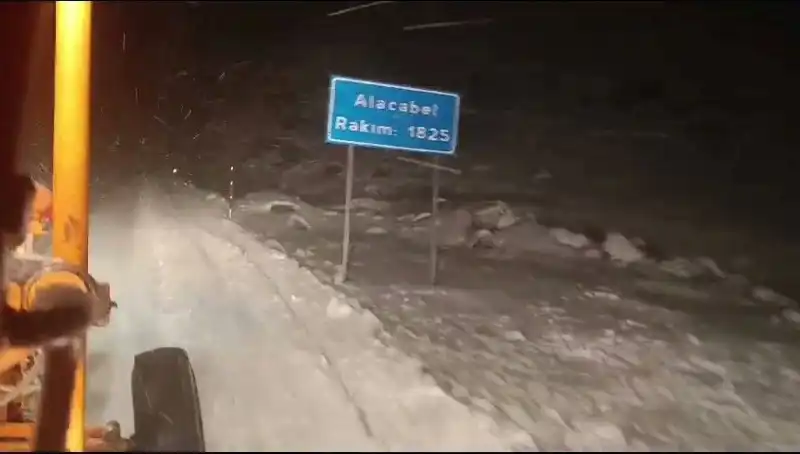 Antalya'da Beklenmedik Kar Yağışı Şehri Büyüledi