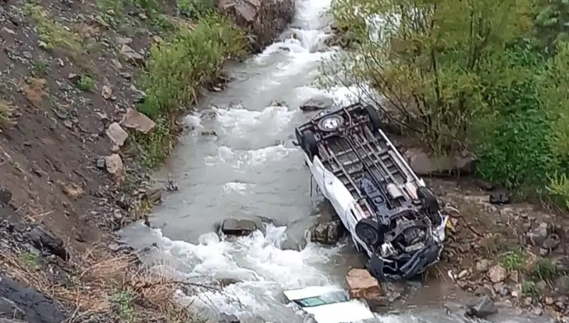 Hakkari'de Minibüs Devrildi: İki Gencin Hayatına Mal Olan Kaza