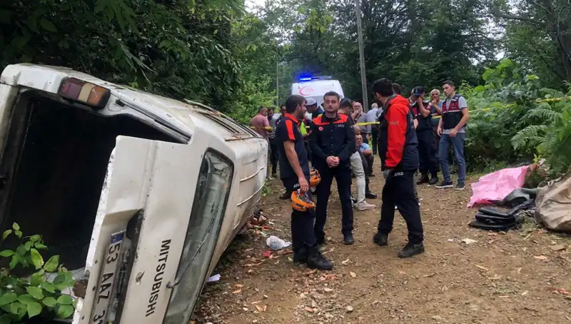 Rize'de Yamaçtan Yuvarlanan Minibüs Kazasında İki Kişi Hayatını Kaybetti