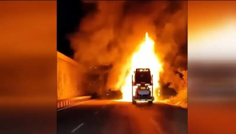 Otomobil Yüklü Tırda Çıkan Yangın, 8 Araçla Kısmen Sonuçlandı