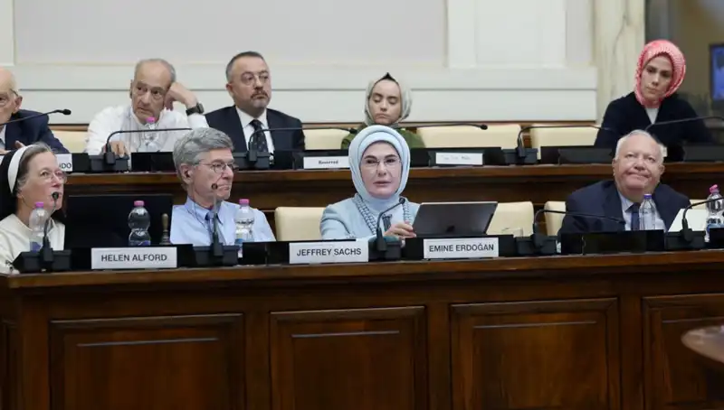 Emine Erdoğan, Vatikan'da "Dünya 5'ten Büyüktür" Mesajı ile Gündem Oldu