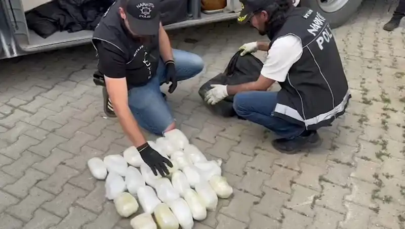 Yolcunun Valizindeki 13 Kilo Metamfetamin Şoku!