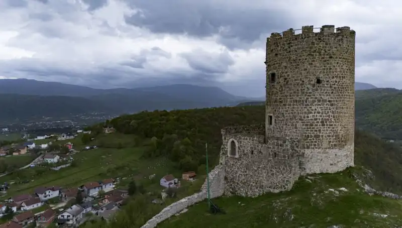 Bosna-Hersek'teki Sokolac Kalesi: Tarihin İzlerini Taşıyan Bir Yapı