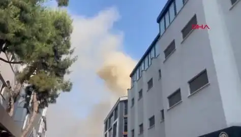 İstanbul'da 4 Katlı İş Merkezinde Yangın: Ekipler Hareket Geçti!
