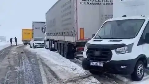 Kars-Ardahan Karayolu'nda Kar Yağışı TIR'ları Kara Sapladı: Ulaşım Krizi Büyüyor