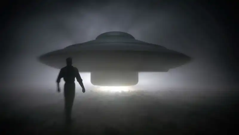 ** UFO Uzmanından Şok Uyarı: Uzaylılar Masum İnsanları Hedef Alıyor!**